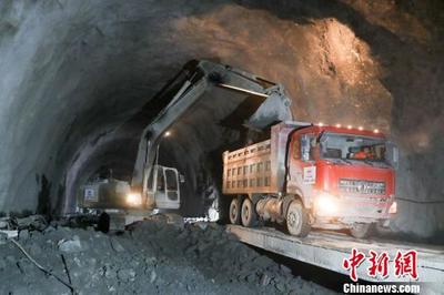 成昆铁路复线四川境内首座特长隧道贯通 铁路专用测量技术助力攻坚